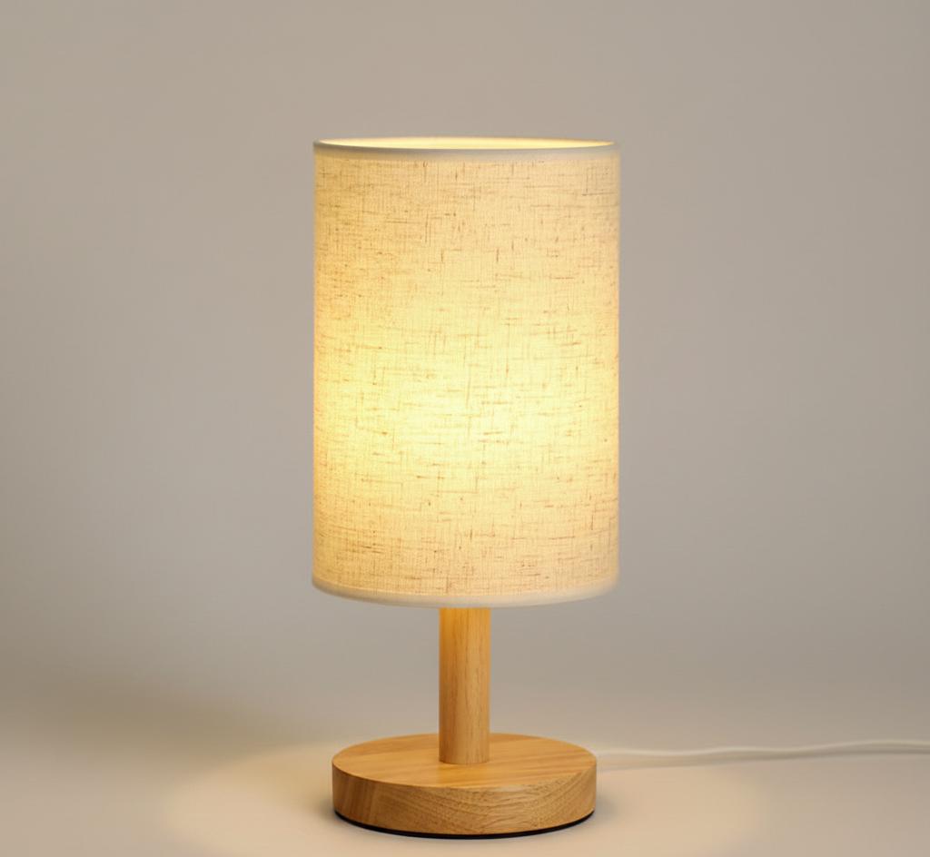 Prosta drewniana lampa biurkowa