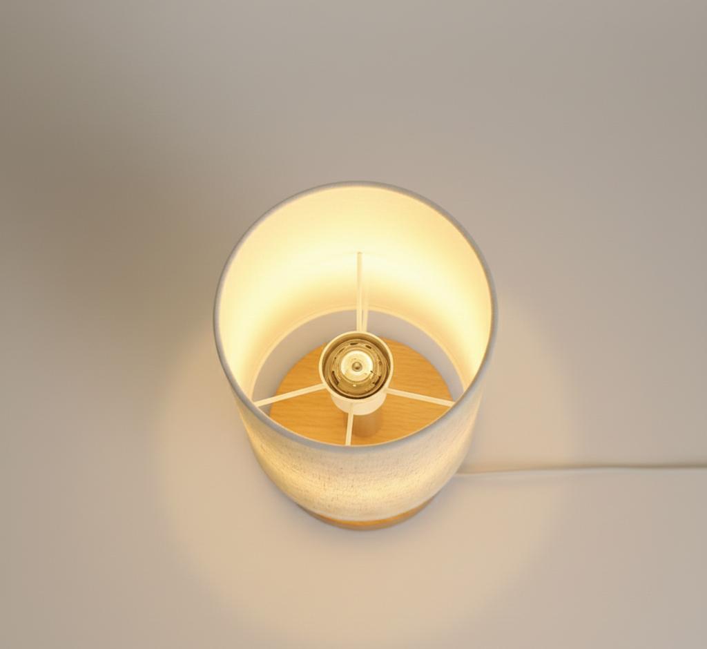 Prosta drewniana lampa biurkowa