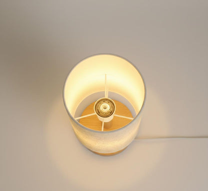 Prosta drewniana lampa biurkowa